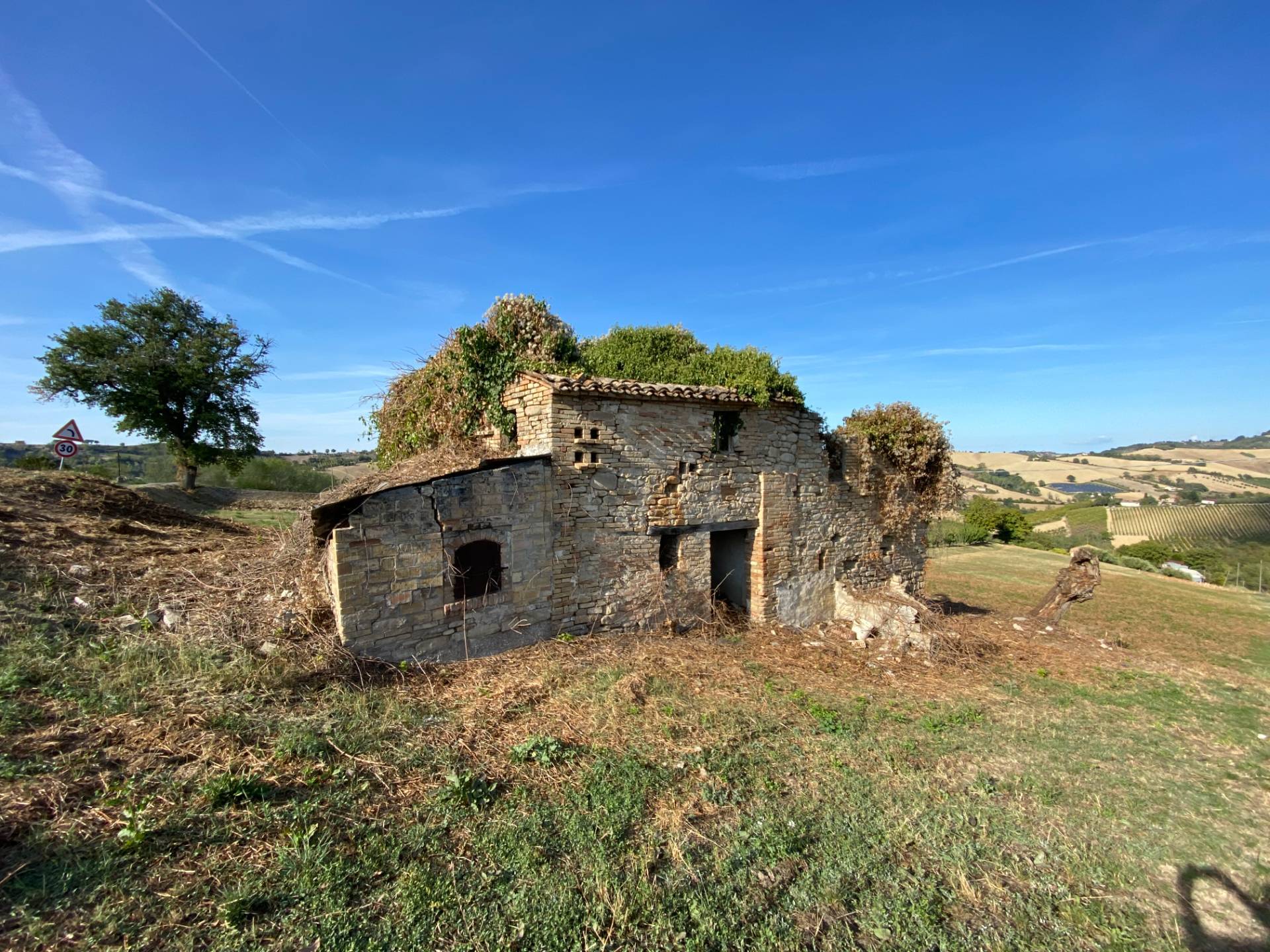 Casa Colonica con Terreno in vendita a Fermo