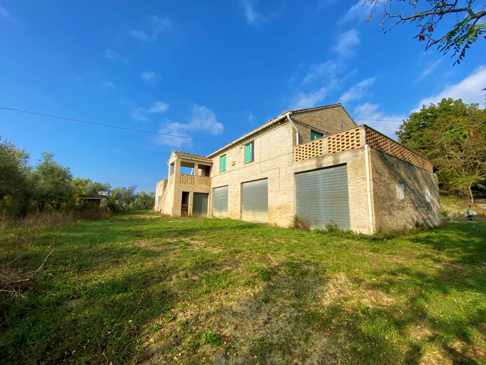 Casa Colonica con Terreno in vendita a Fermo
