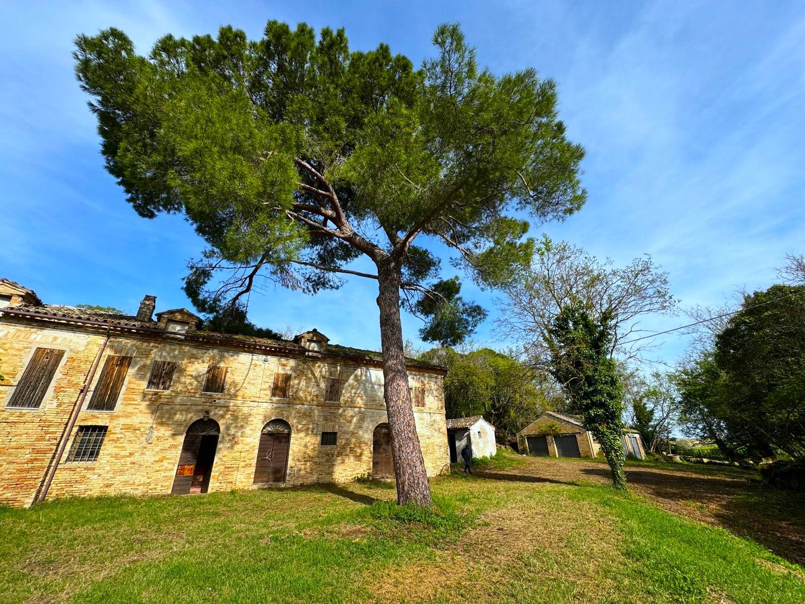Casa Colonica con Terreno in vendita a Fermo