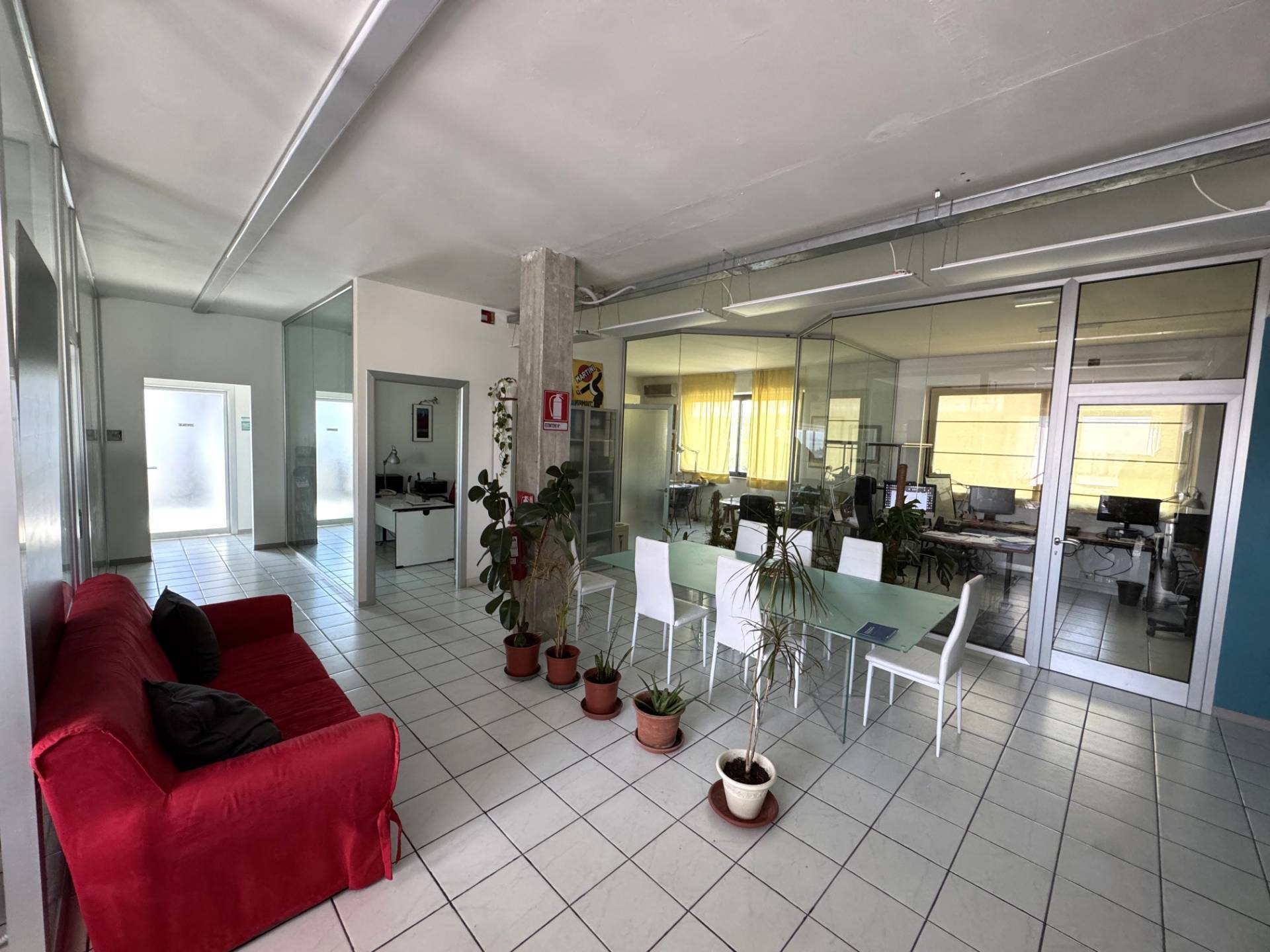 Locale commerciale - artigianale - uffici in affitto a Porto San Giorgio, Salvano