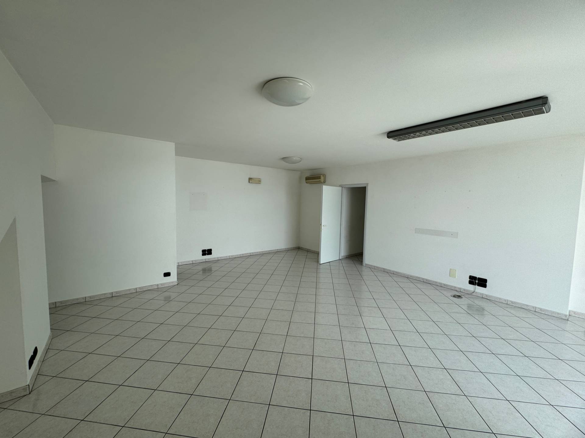 Locale commerciale - artigianale - uffici in affitto a Fermo, Carabinieri - Piscina