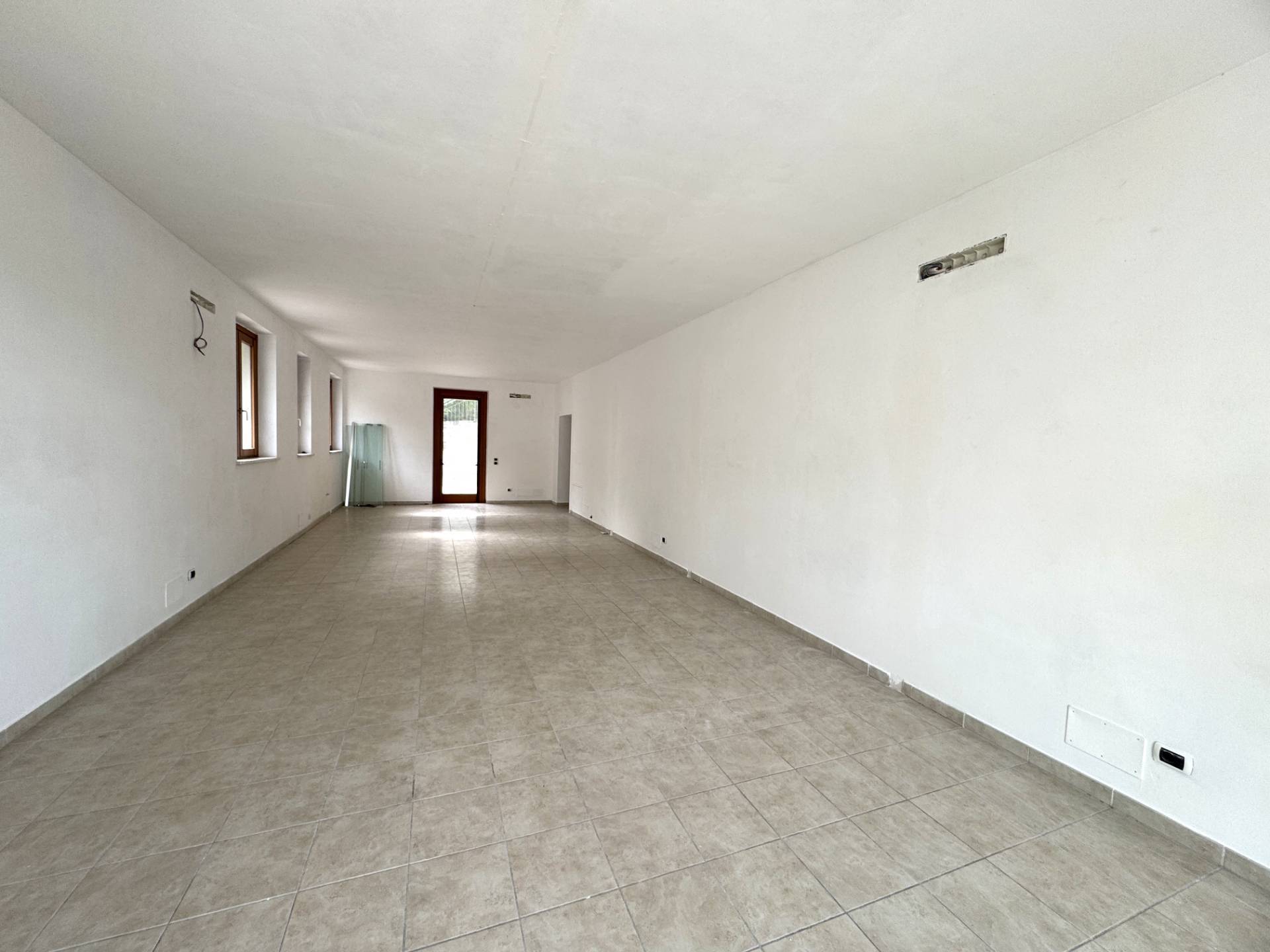 Locale commerciale - artigianale - uffici in vendita a Altidona, Marina di Altidona