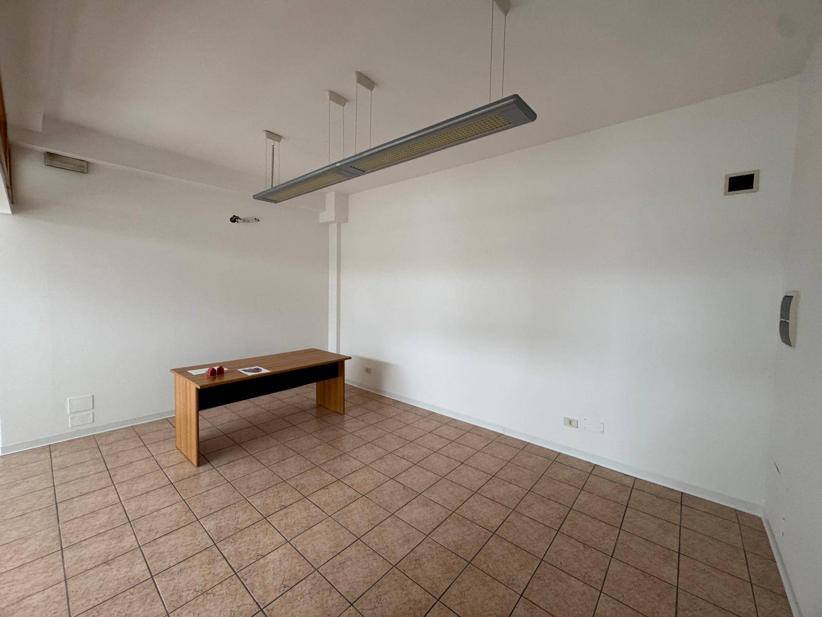 Locale commerciale - artigianale - uffici in affitto a Fermo, Salvano