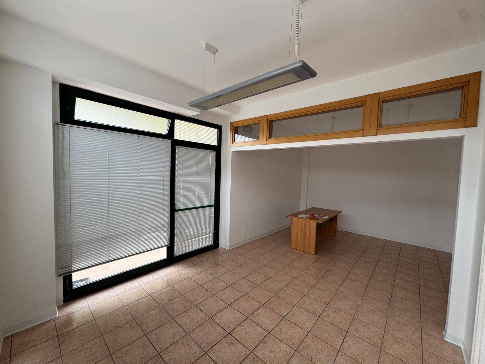 Locale commerciale - artigianale - uffici in affitto a Fermo, Salvano