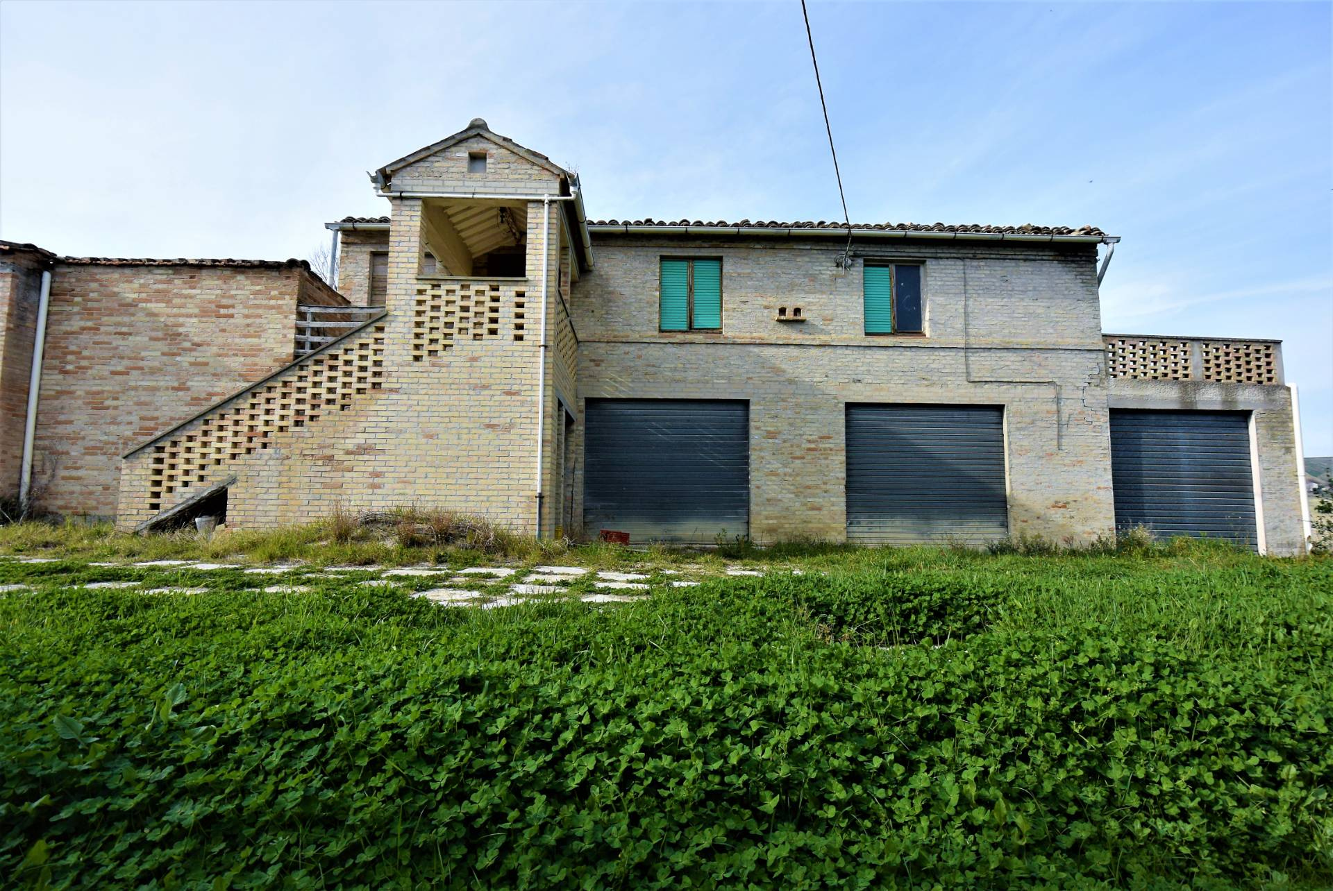 Casa Colonica con Terreno in vendita a Fermo