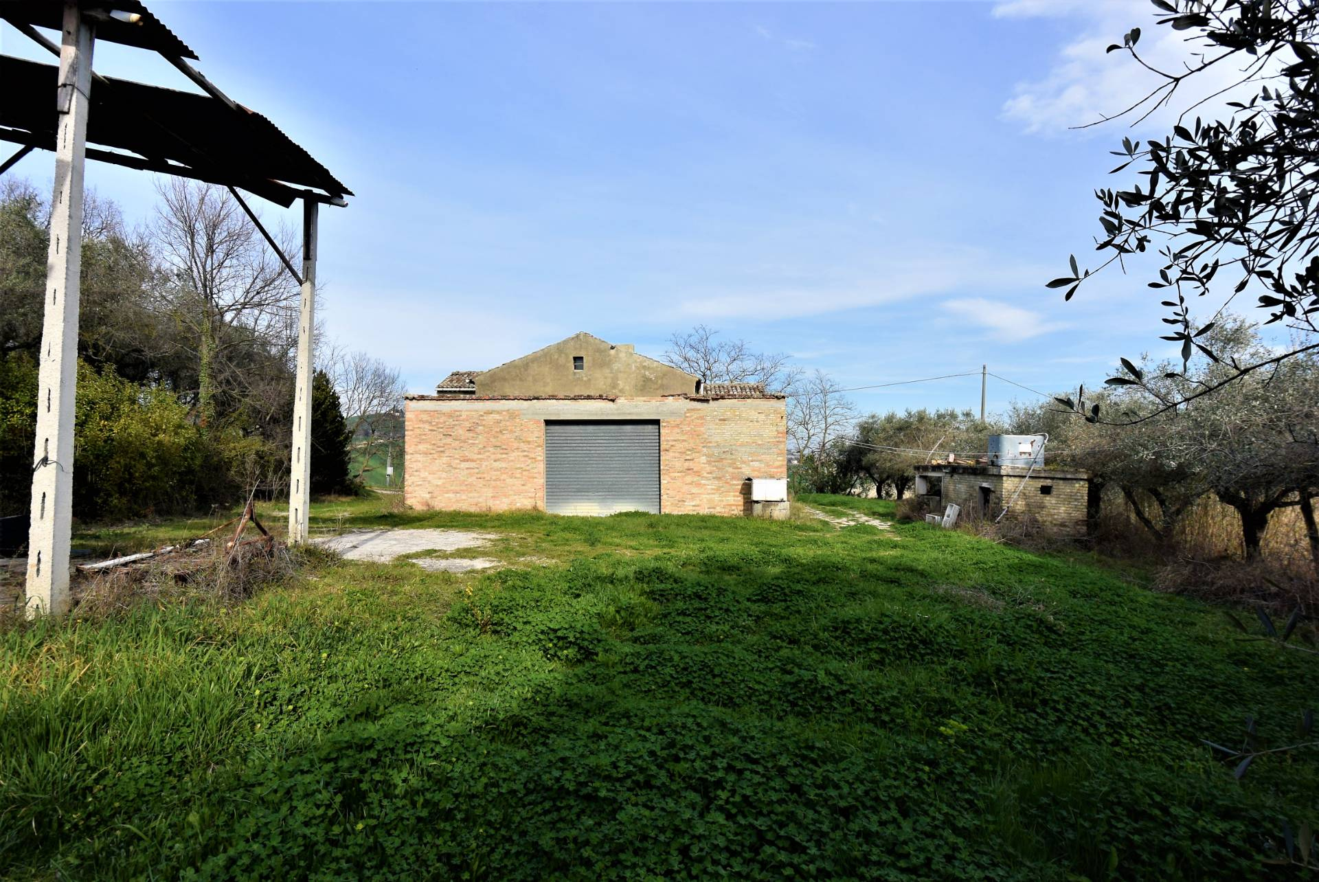 Casa Colonica con Terreno in vendita a Fermo