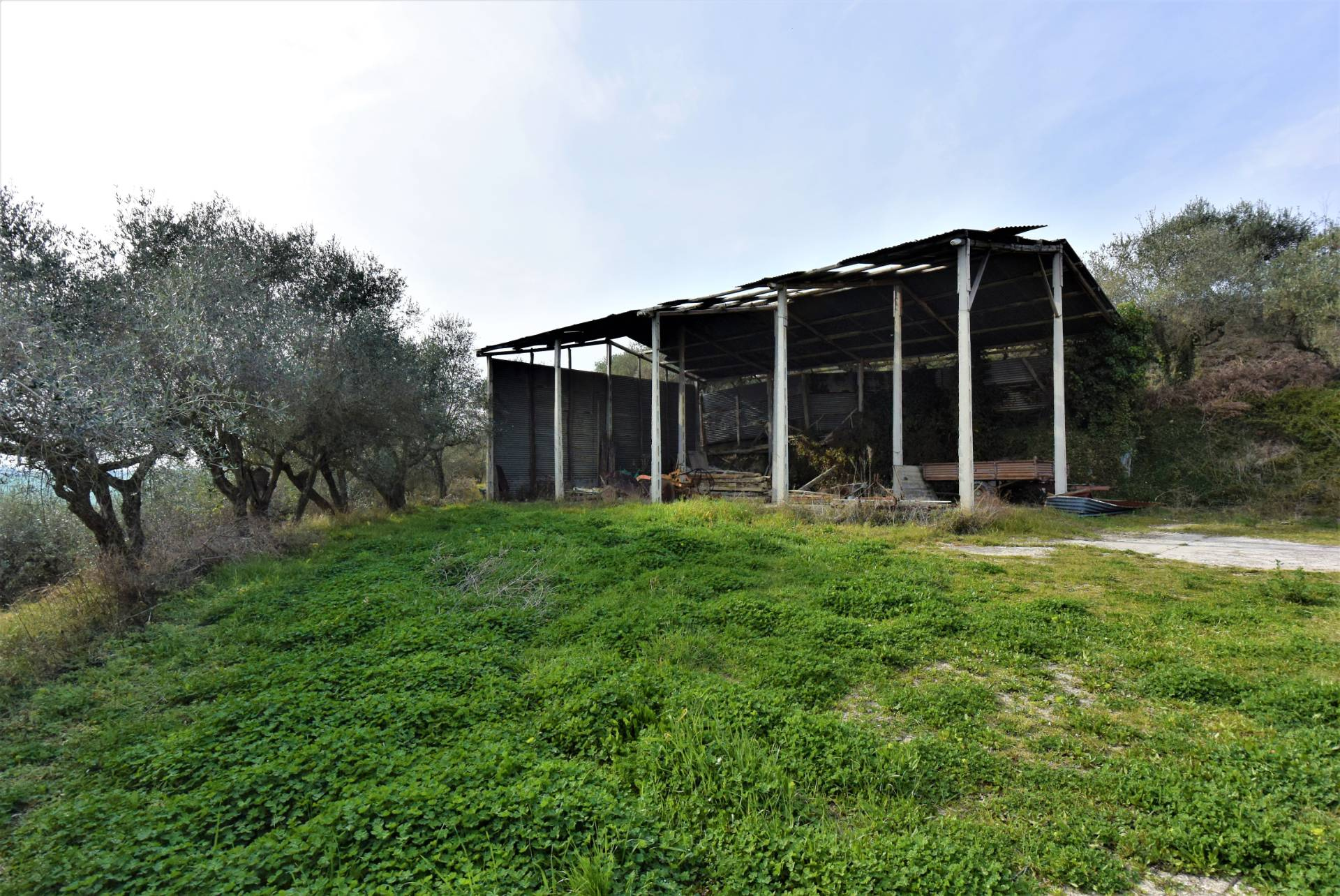 Casa Colonica con Terreno in vendita a Fermo