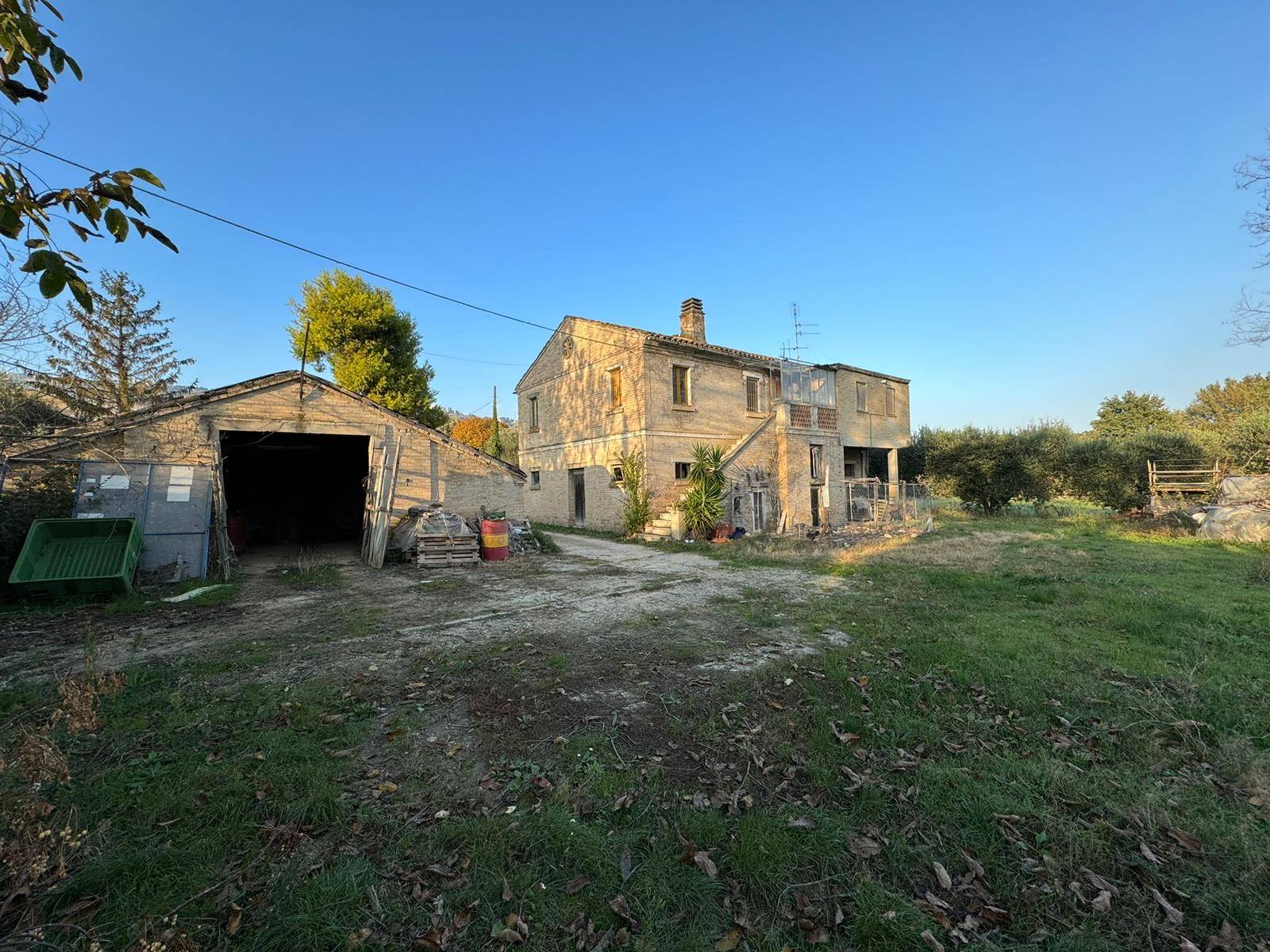 Casa Colonica con Terreno in vendita a Monterubbiano, Rubbianello