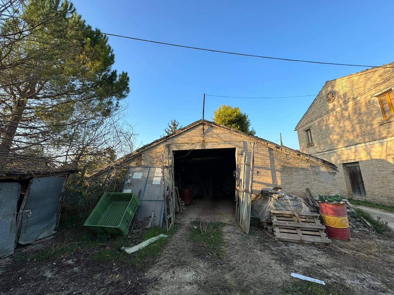 Casa Colonica con Terreno in vendita a Monterubbiano, Rubbianello