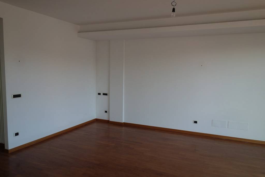 Locale commerciale - artigianale - uffici in affitto a Porto San Giorgio, Salvano