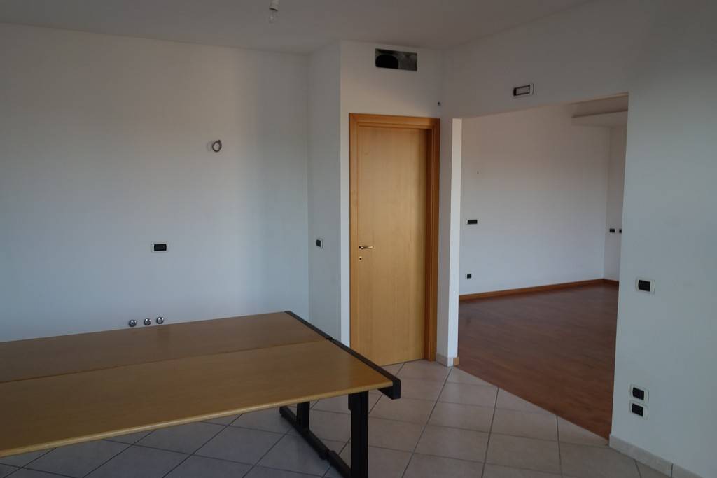 Locale commerciale - artigianale - uffici in affitto a Porto San Giorgio, Salvano