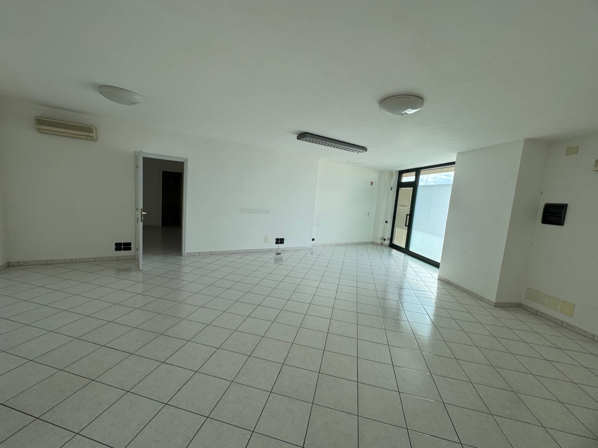 Locale commerciale - artigianale - uffici in affitto a Fermo, Carabinieri - Piscina