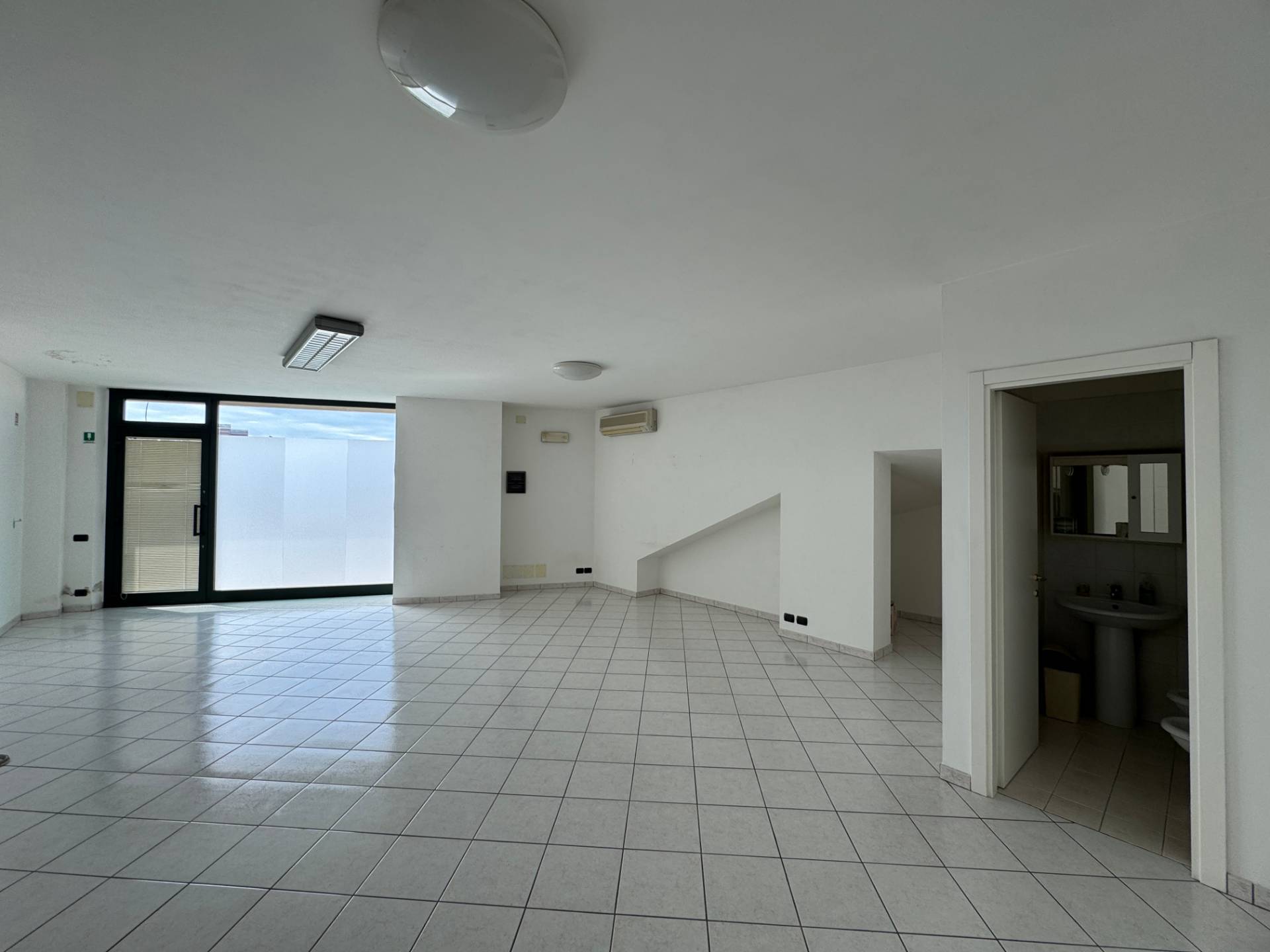 Locale commerciale - artigianale - uffici in affitto a Fermo, Carabinieri - Piscina