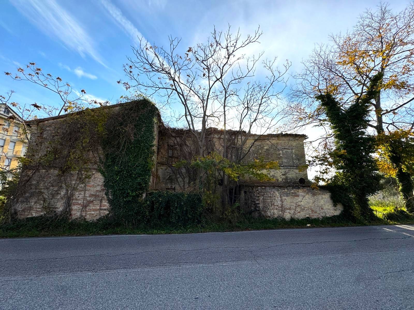 Rudere con terreno in vendita a Montegranaro