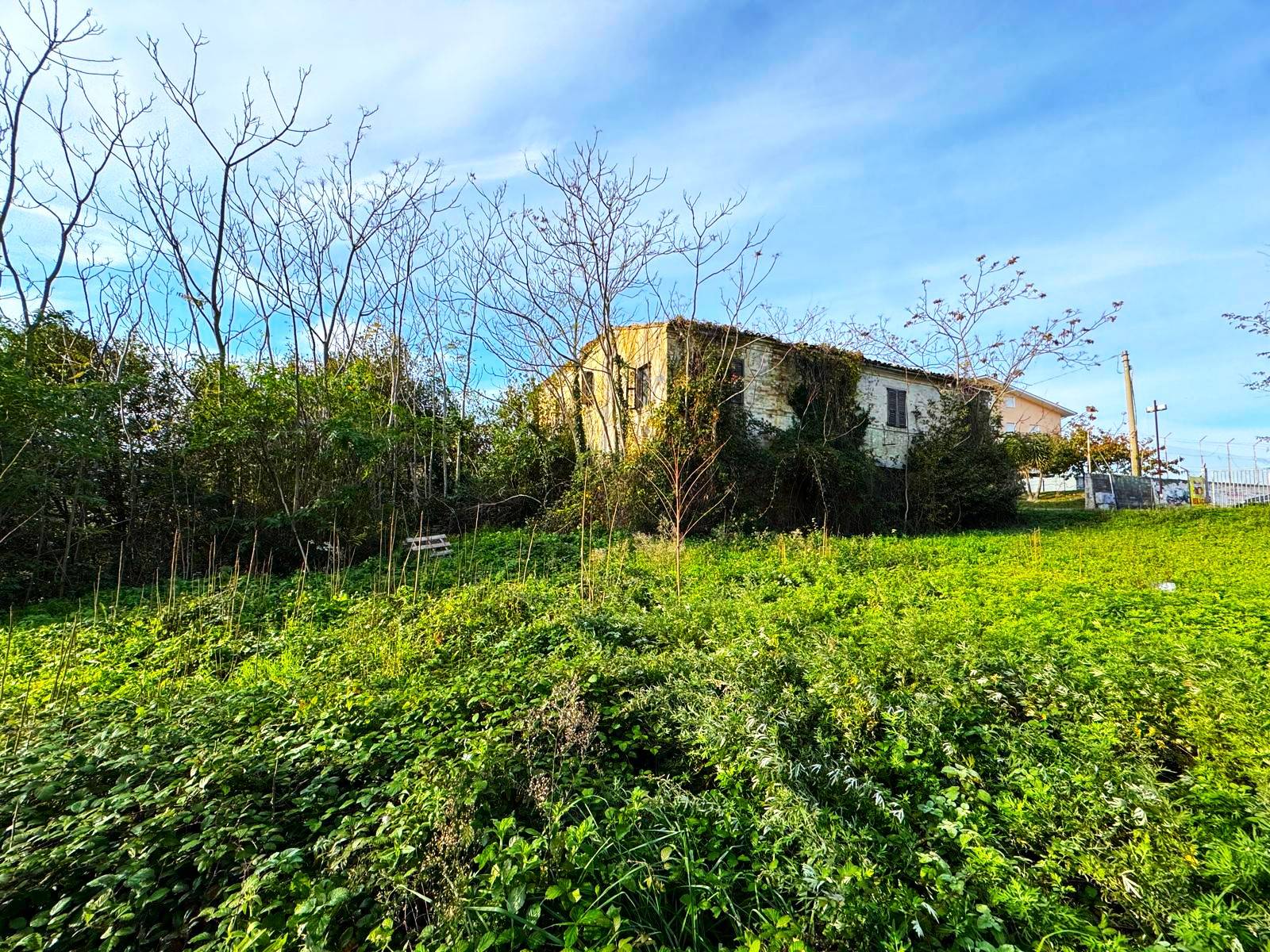 Rudere con terreno in vendita a Montegranaro