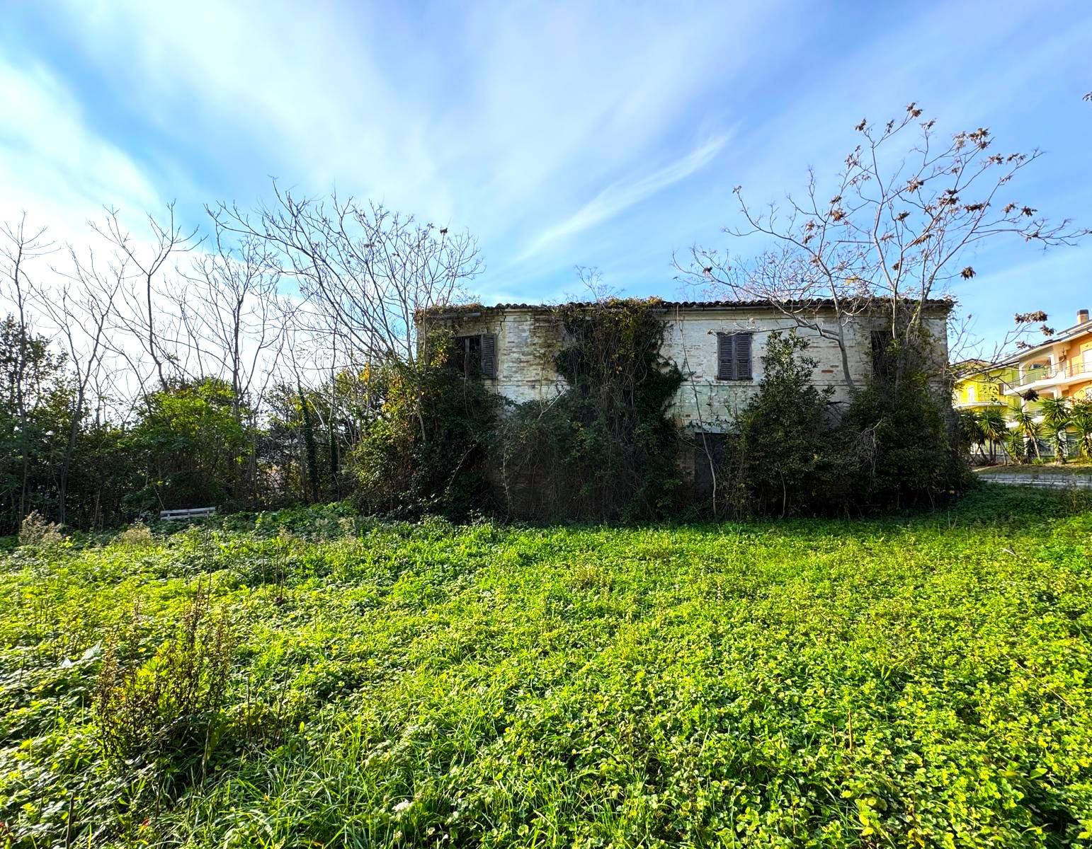 Rudere con terreno in vendita a Montegranaro