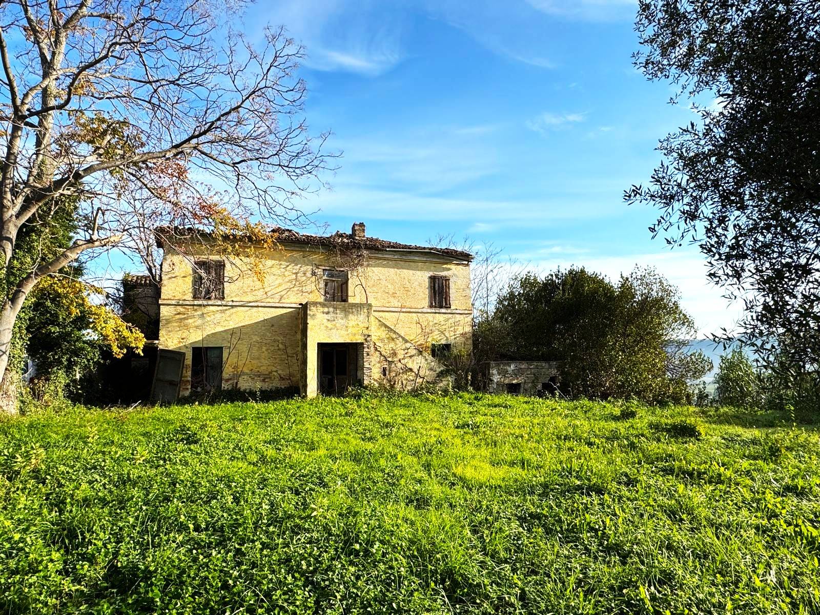 Rudere con terreno in vendita a Montegranaro