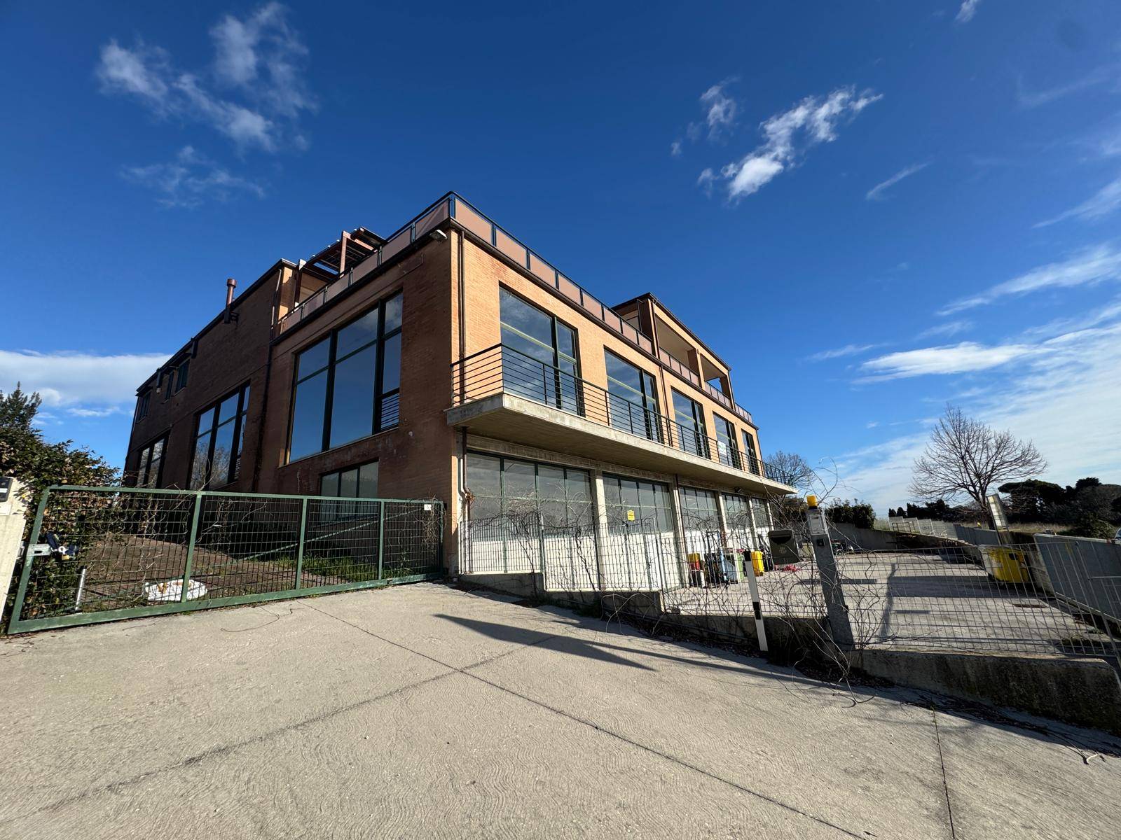 Locale commerciale - artigianale - uffici in affitto a Porto San Giorgio, Salvano