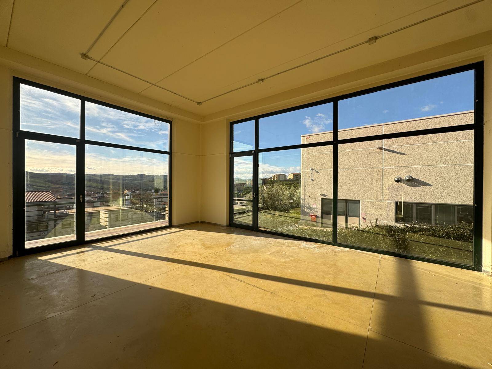 Locale commerciale - artigianale - uffici in affitto a Porto San Giorgio, Salvano