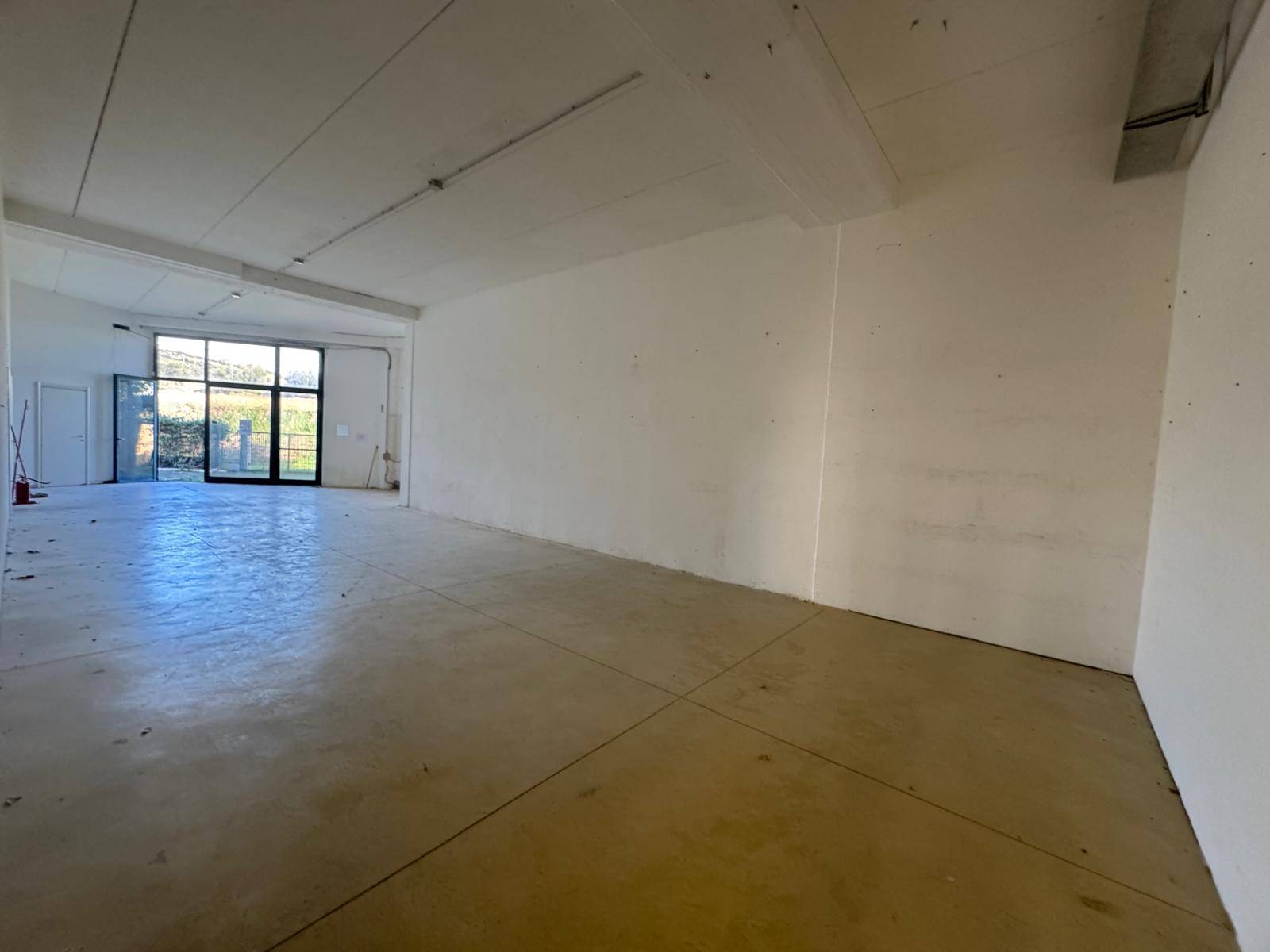 Locale commerciale - artigianale - uffici in affitto a Porto San Giorgio, Salvano