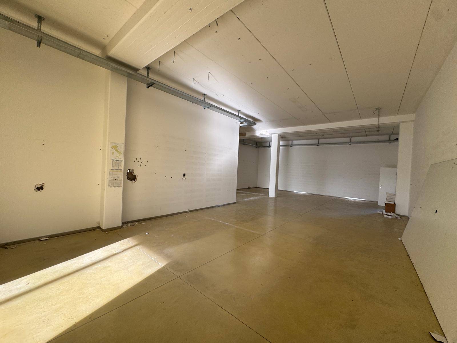 Locale commerciale - artigianale - uffici in affitto a Porto San Giorgio, Salvano