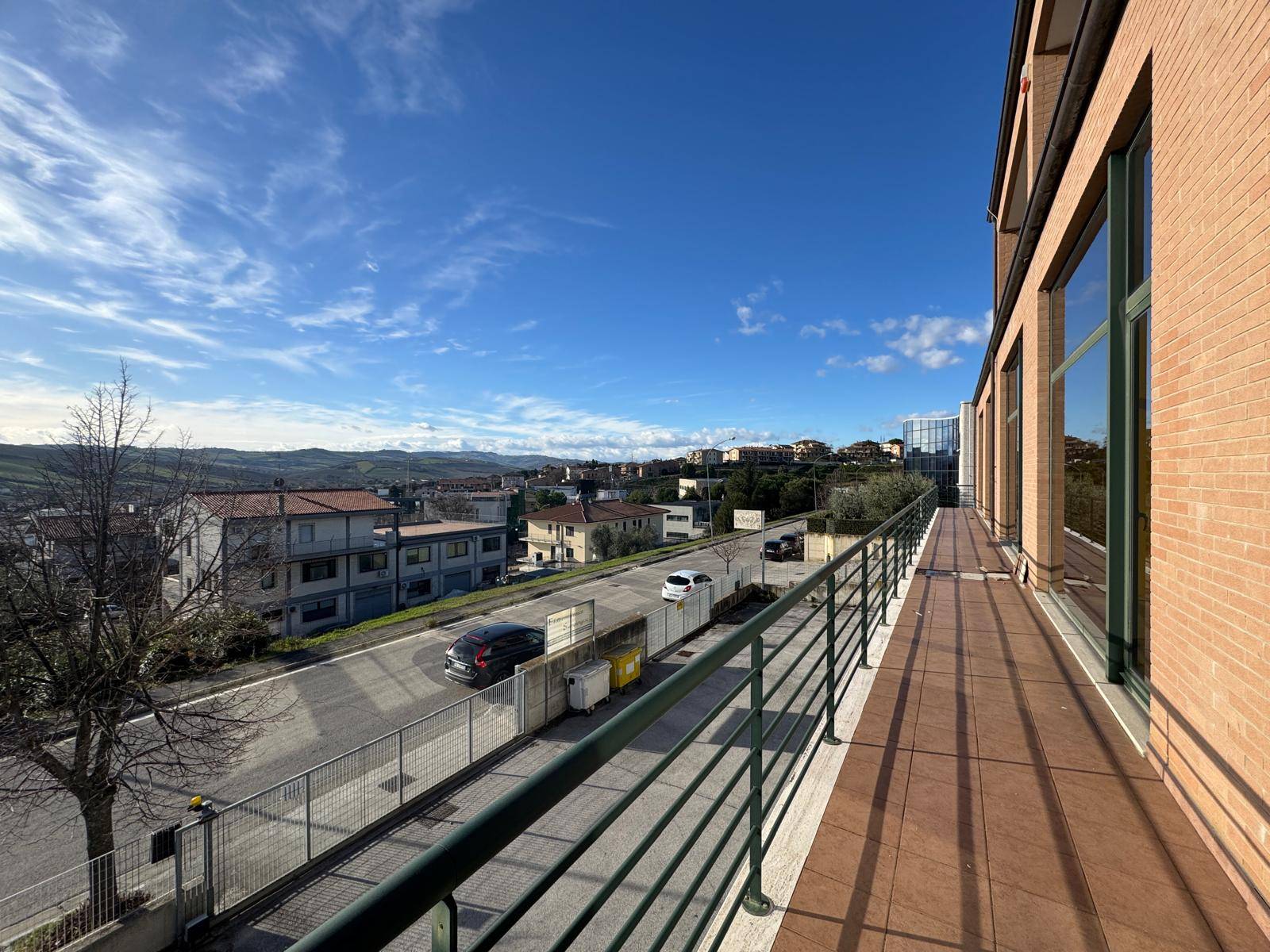 Locale commerciale - artigianale - uffici in affitto a Porto San Giorgio, Salvano