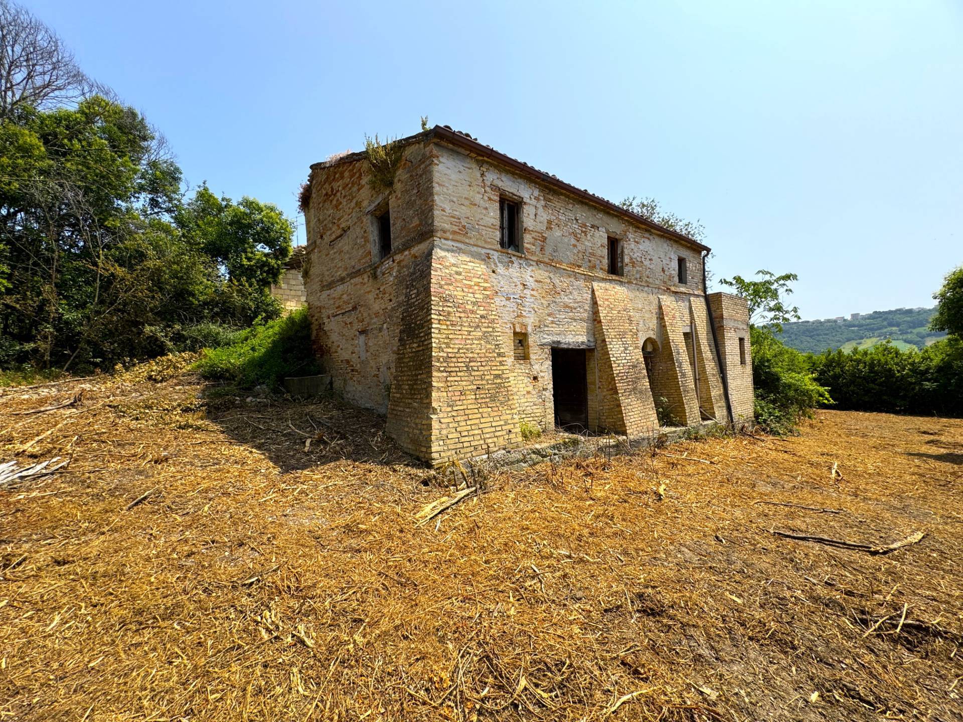 Casa Colonica con Terreno in vendita a Sant'Elpidio a Mare