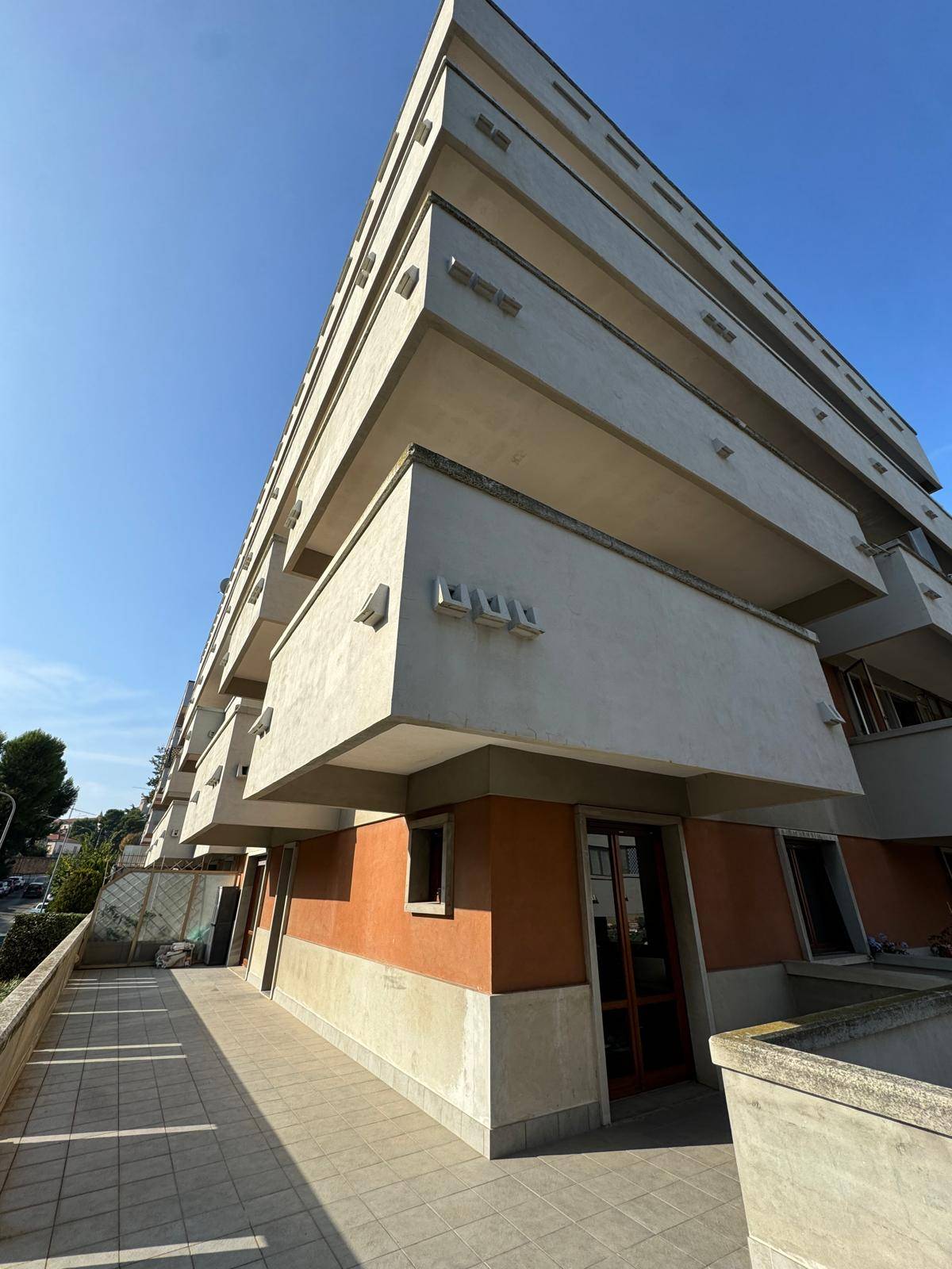 Locale commerciale - artigianale - uffici in vendita a Fermo, Viale Trento