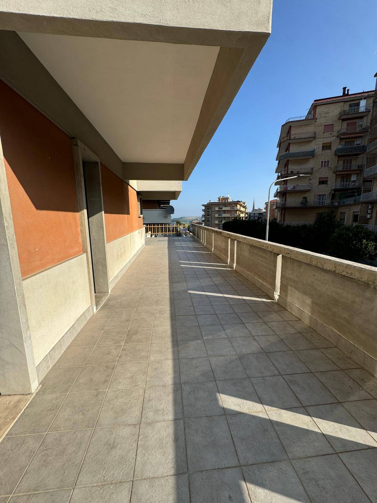 Locale commerciale - artigianale - uffici in vendita a Fermo, Viale Trento