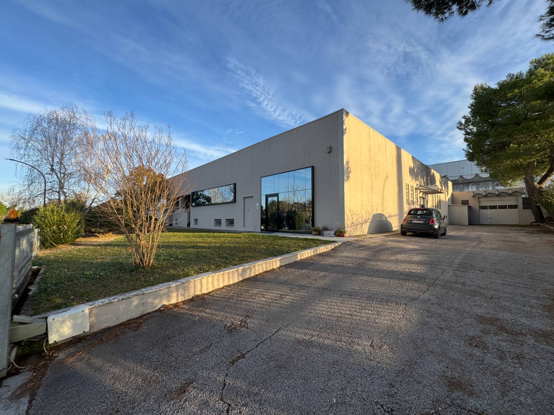 Locale commerciale - artigianale - uffici in vendita a Fermo, Campiglione