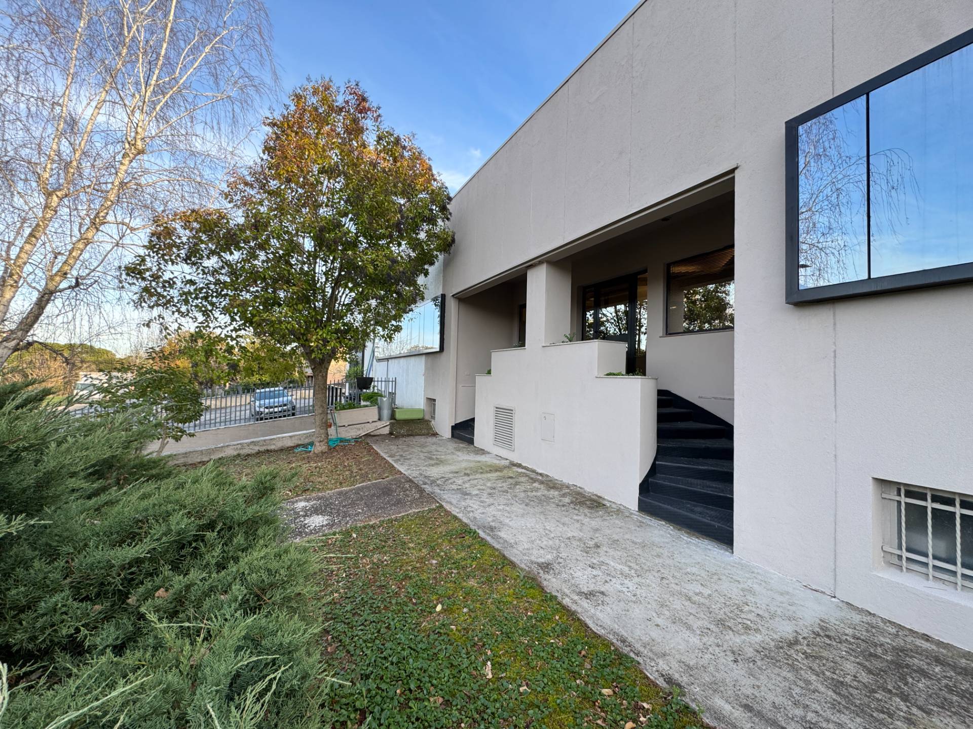 Locale commerciale - artigianale - uffici in vendita a Fermo, Campiglione