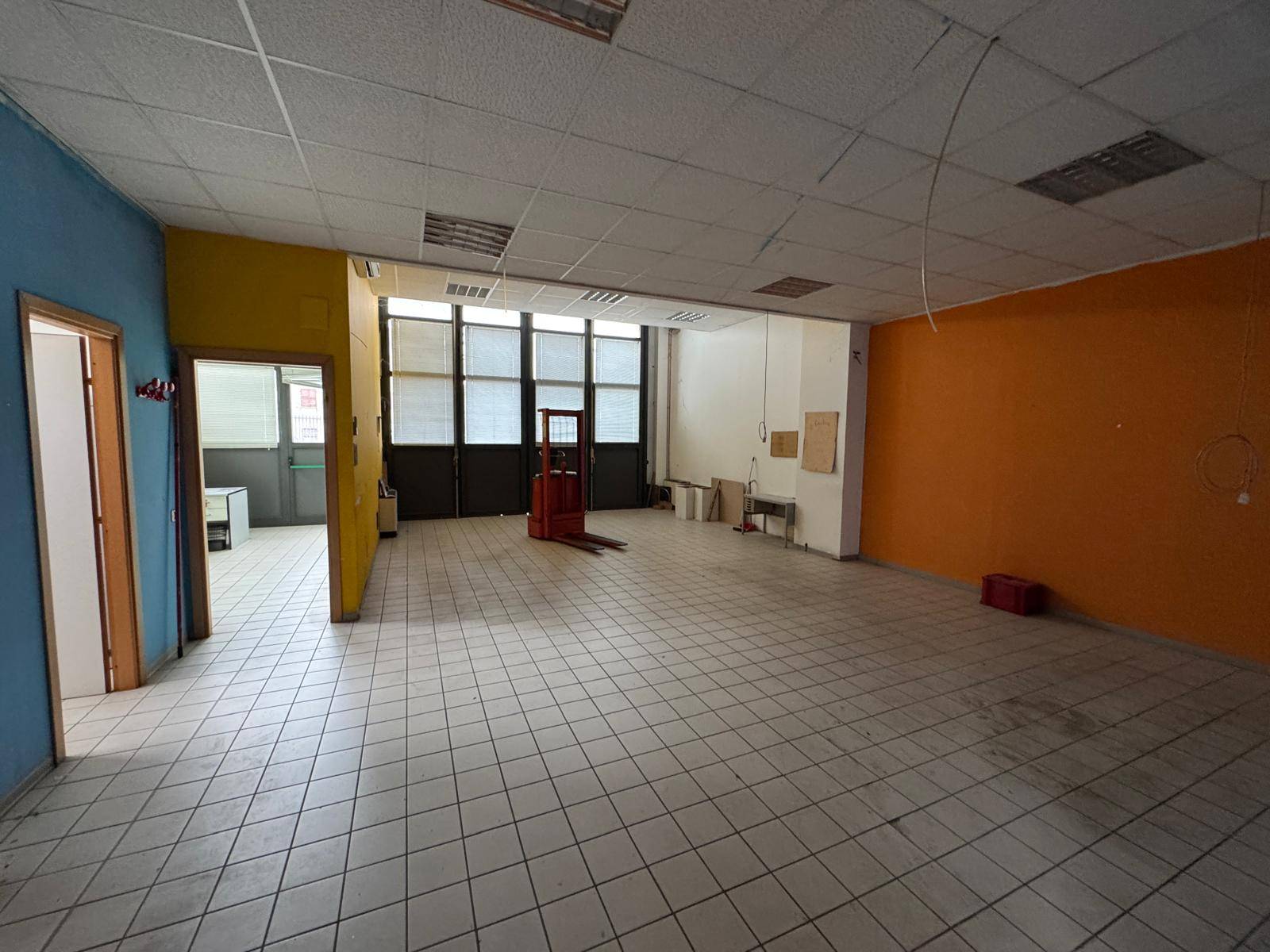 Locale commerciale - artigianale - uffici in affitto a Porto San Giorgio, Salvano