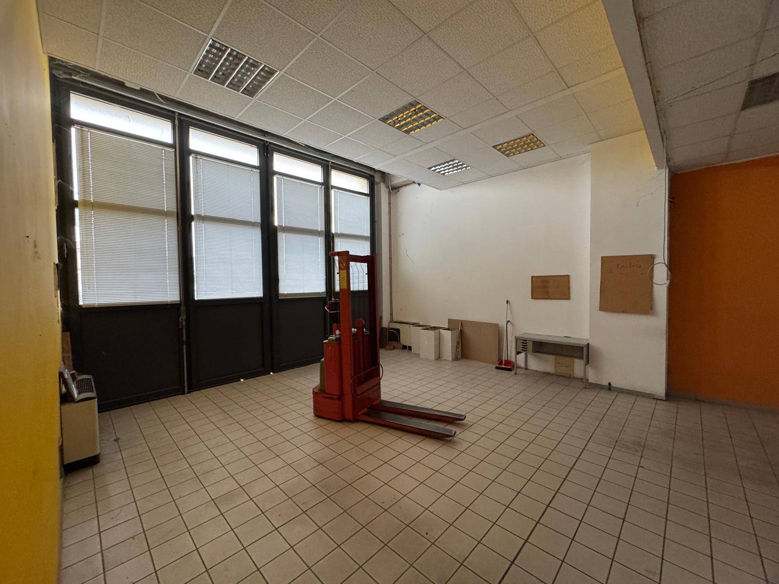 Locale commerciale - artigianale - uffici in affitto a Porto San Giorgio, Salvano