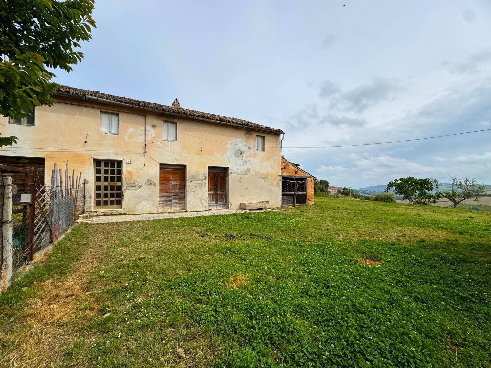 Rudere con terreno in vendita a Torre San Patrizio