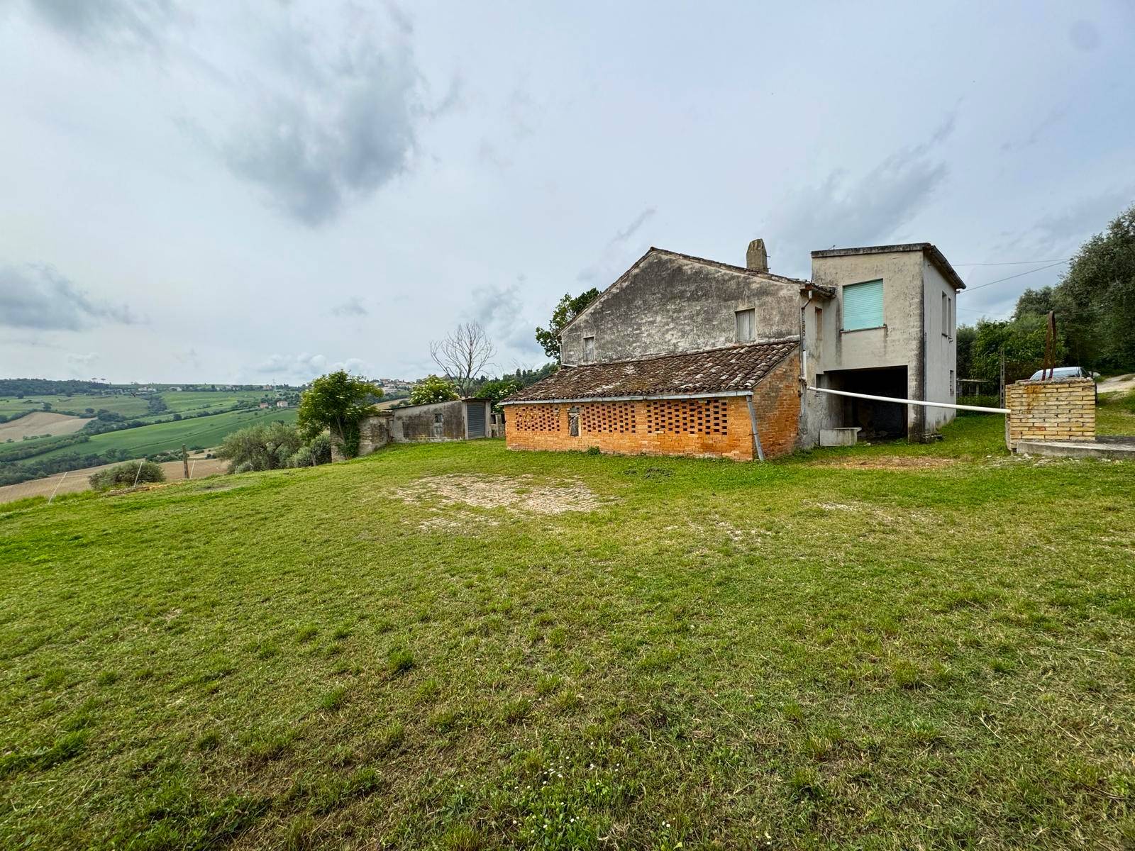 Rudere con terreno in vendita a Torre San Patrizio