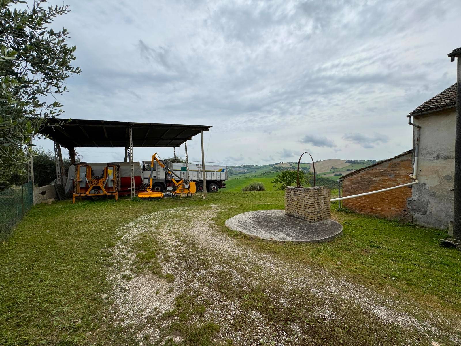 Rudere con terreno in vendita a Torre San Patrizio