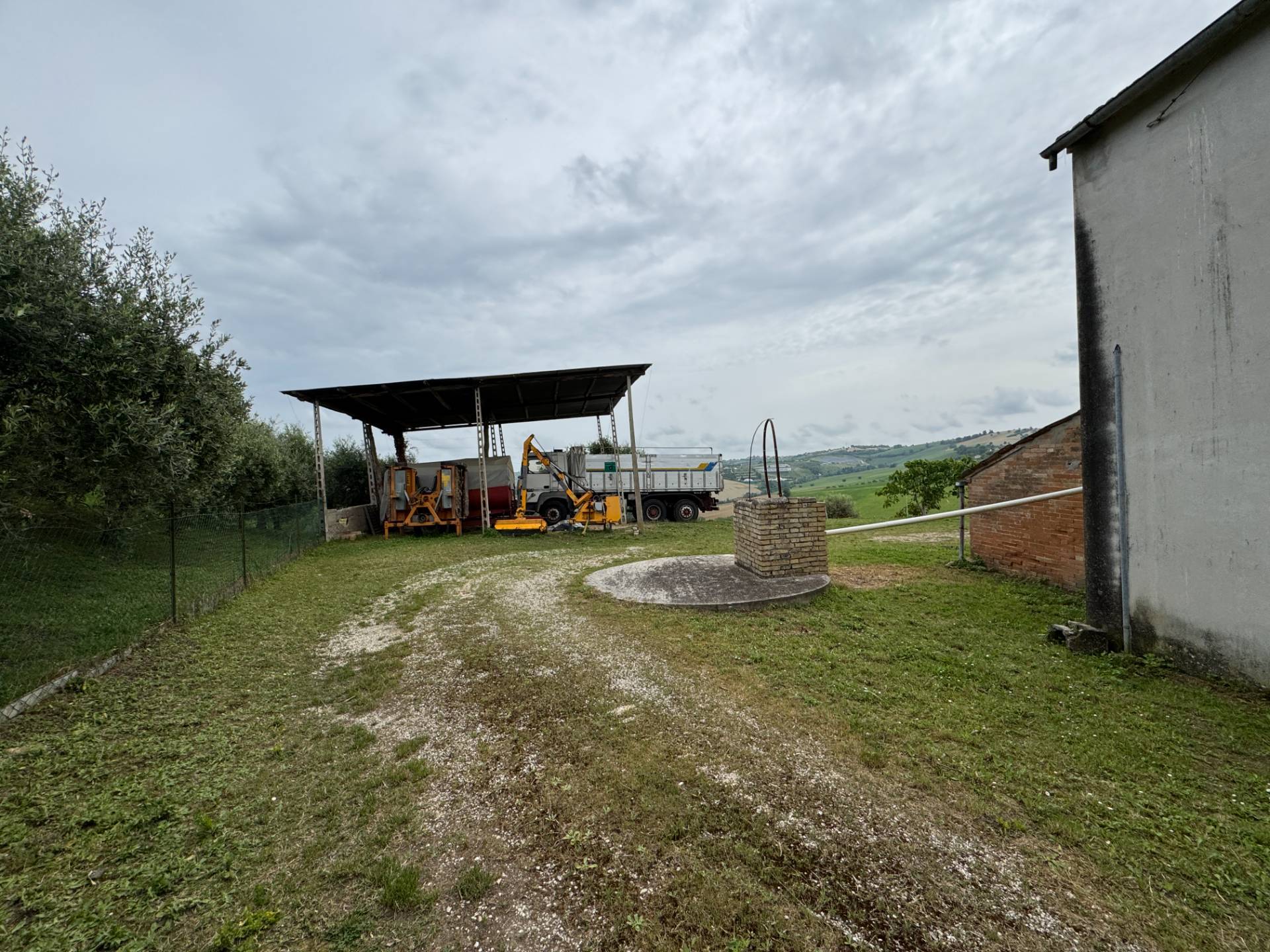 Rudere con terreno in vendita a Torre San Patrizio