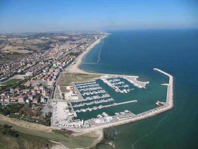 Locale commerciale - artigianale - uffici in vendita a Porto San Giorgio, Zona Sud