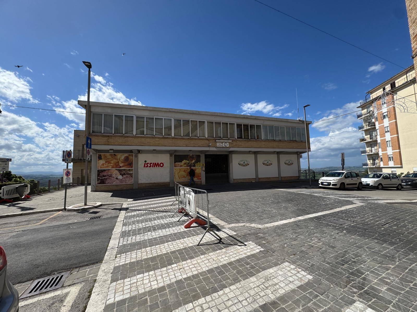 Locale commerciale - artigianale - uffici in vendita a Monte Urano