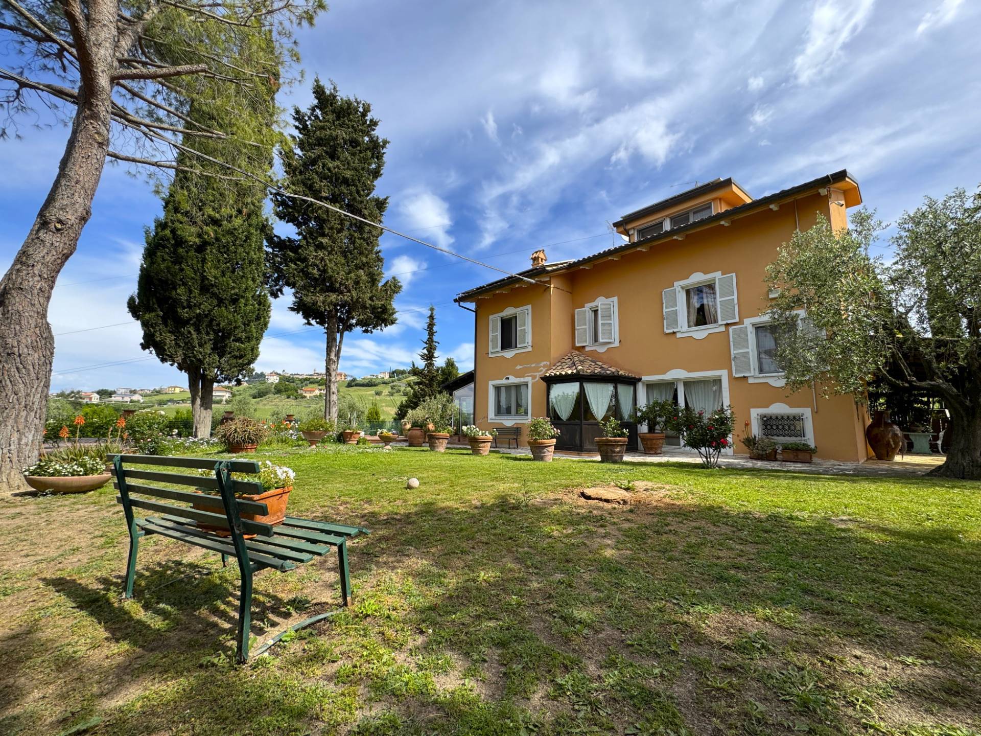 Villa con Giardino in vendita a Fermo, Crocifisso