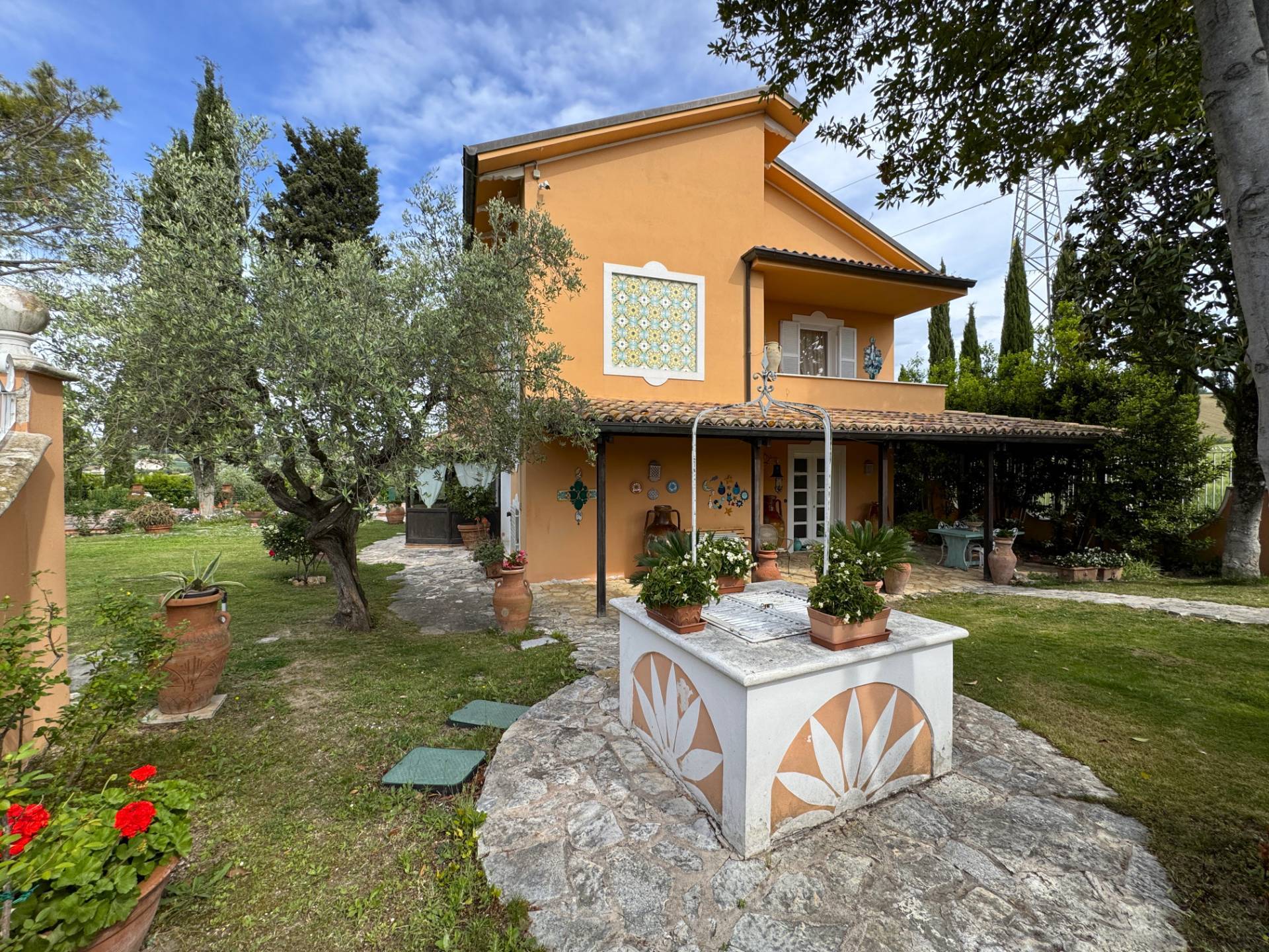 Villa con Giardino in vendita a Fermo, Crocifisso