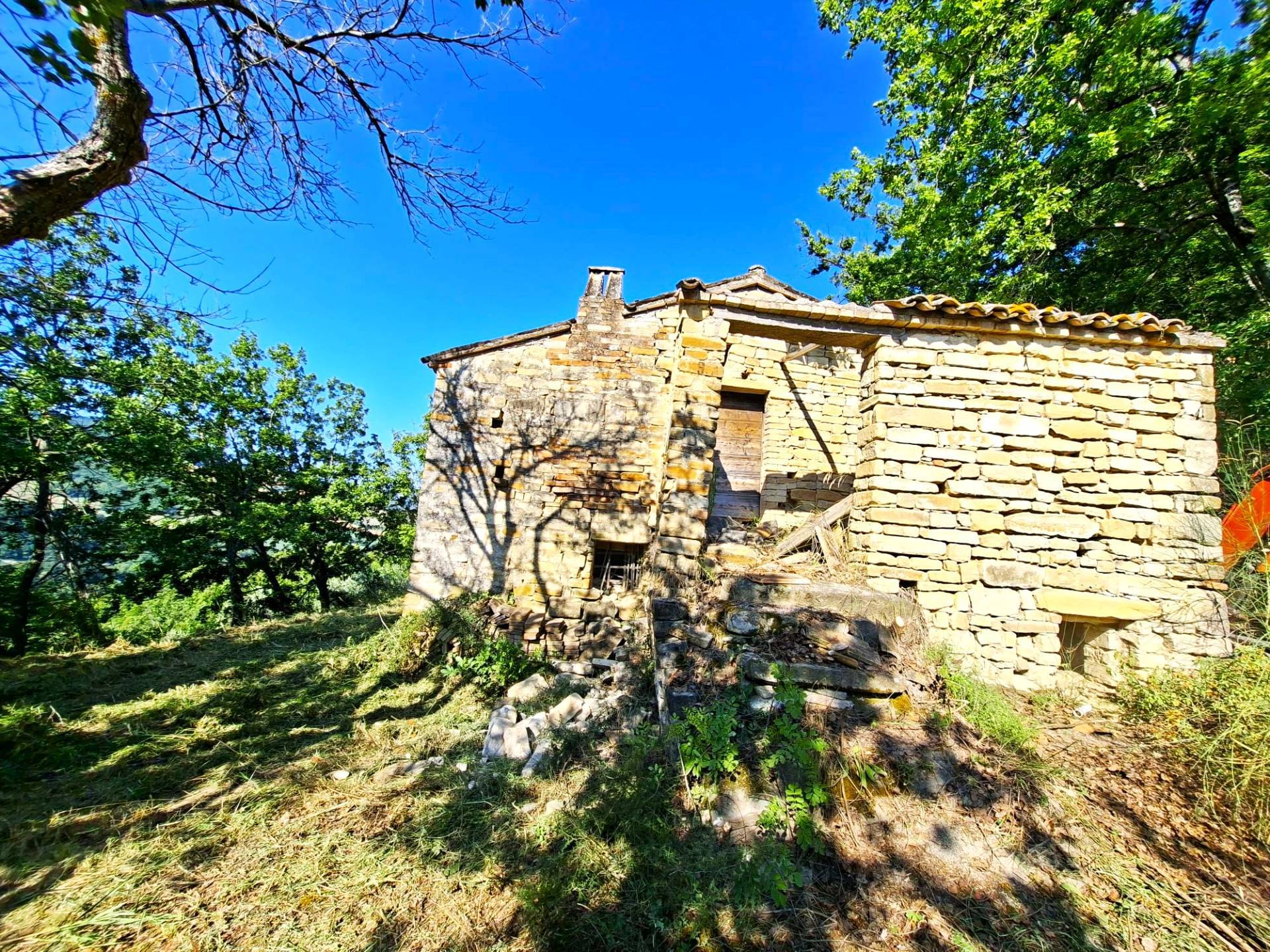 Rudere con terreno in vendita a Montelparo
