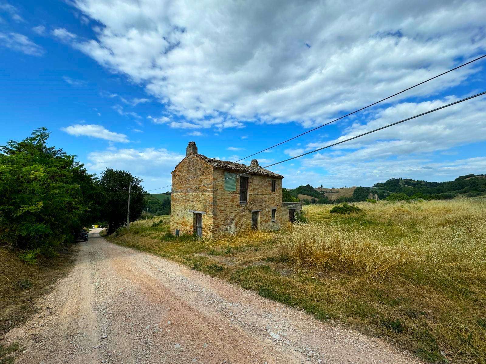 Rudere con terreno in vendita a Monte Giberto