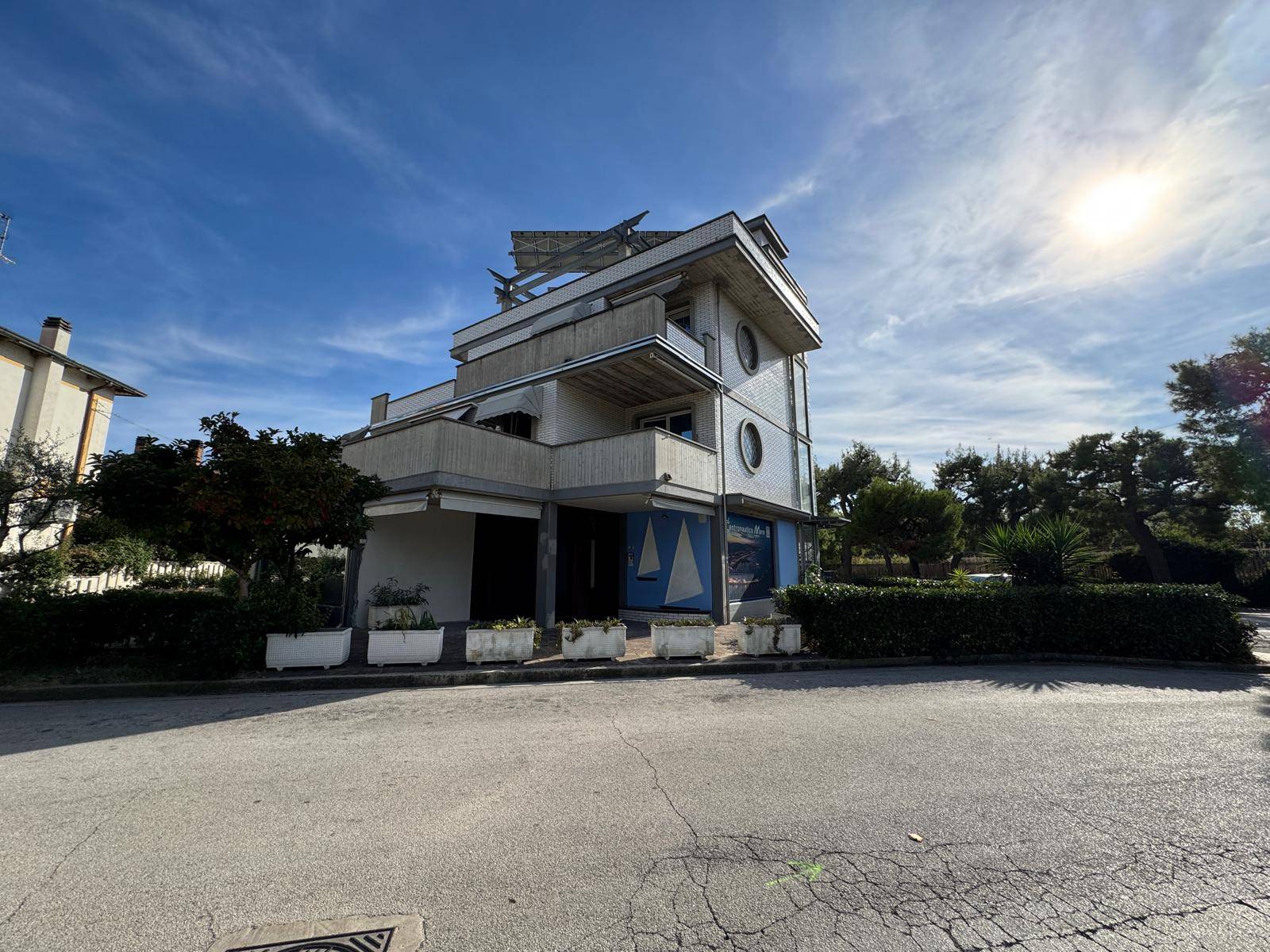 Locale commerciale - artigianale - uffici in vendita a Porto San Giorgio, Zona Sud