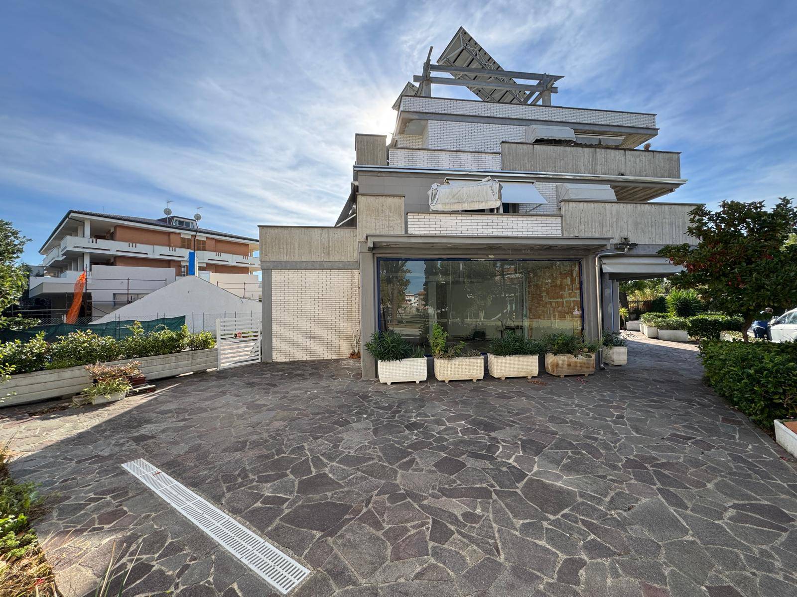 Locale commerciale - artigianale - uffici in vendita a Porto San Giorgio, Zona Sud
