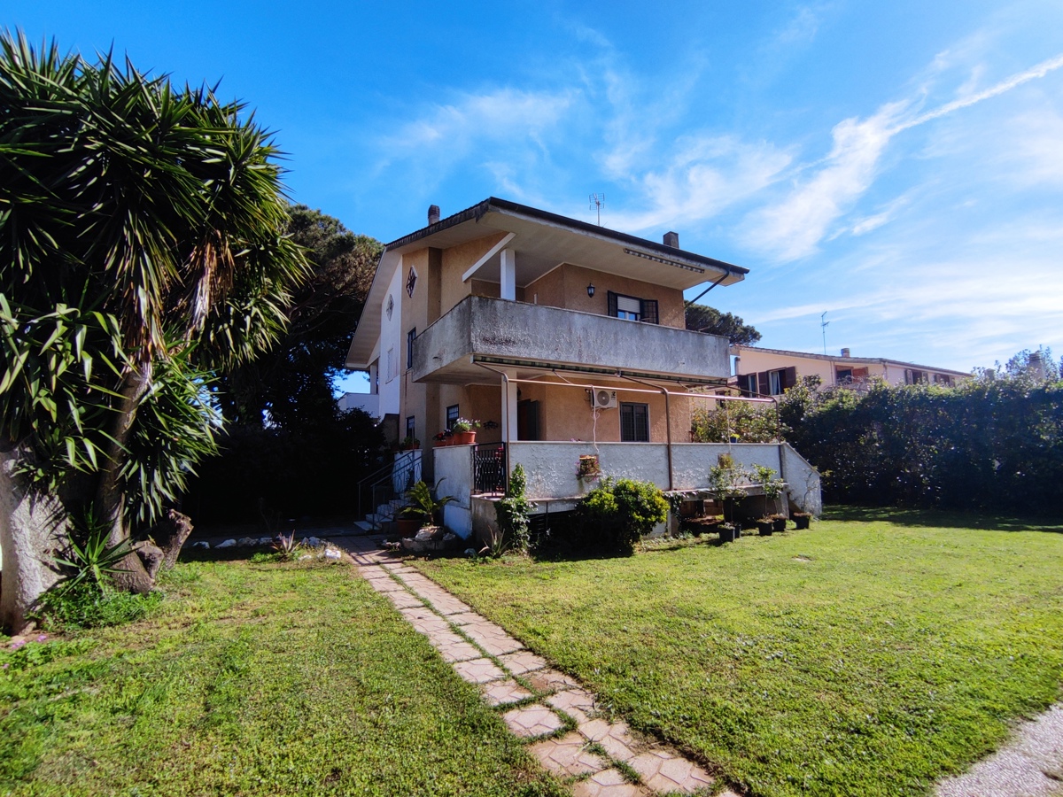 Villa Bifamiliare con giardino a Anzio