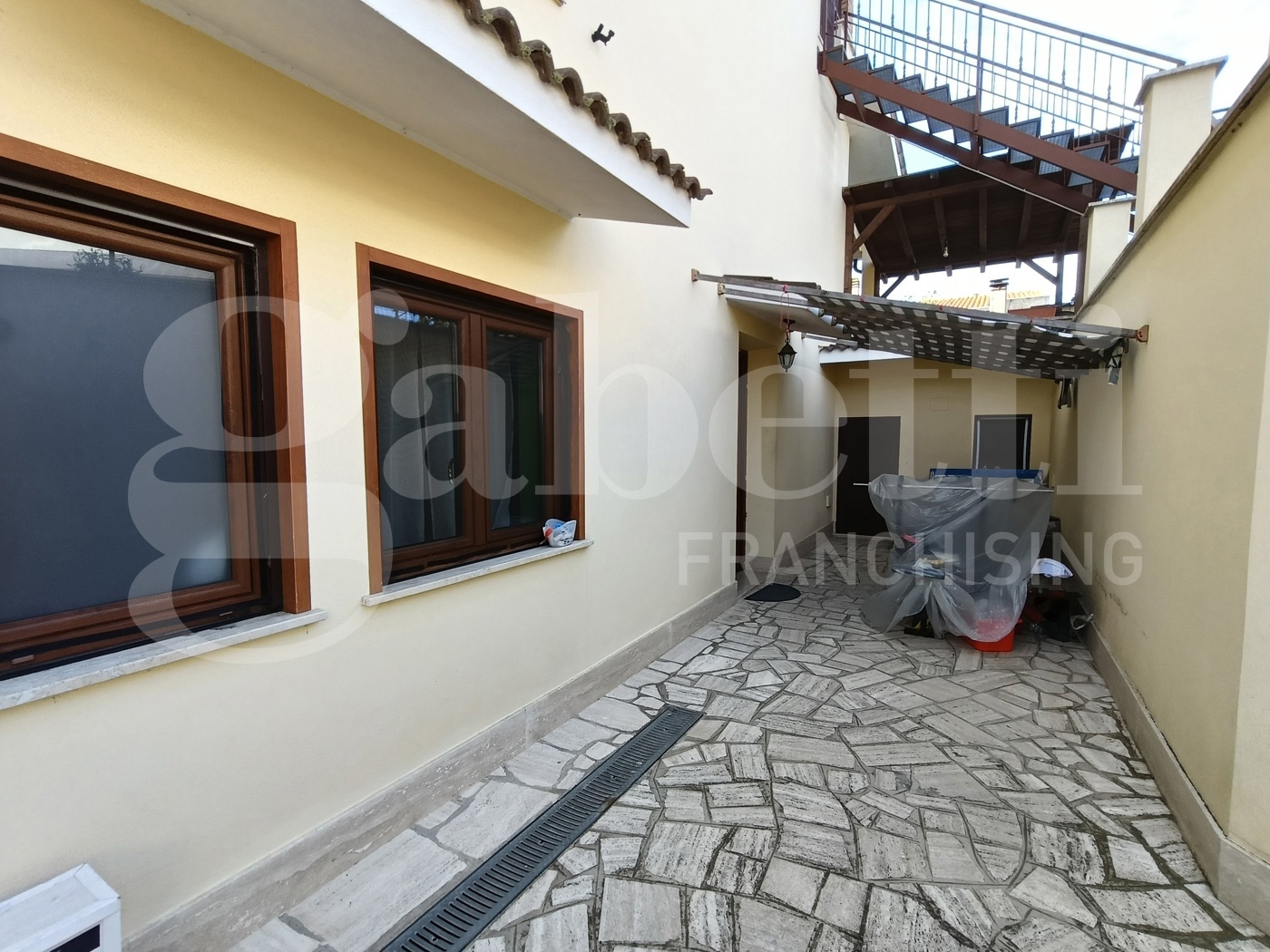 Quadrilocale con box a Anzio