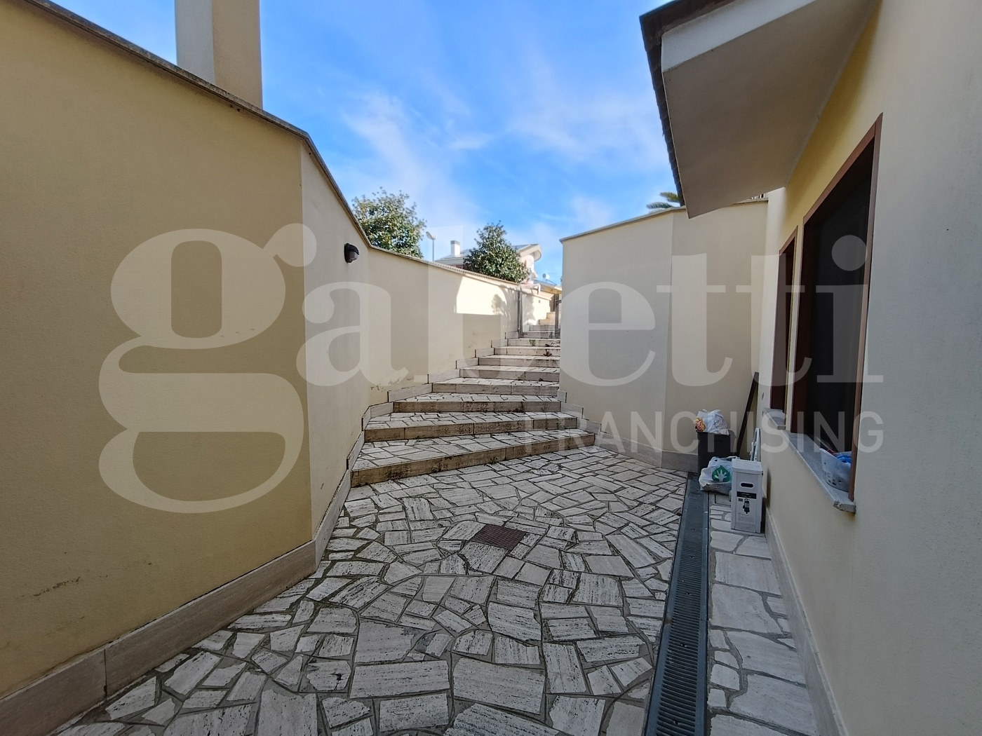 Quadrilocale con box a Anzio