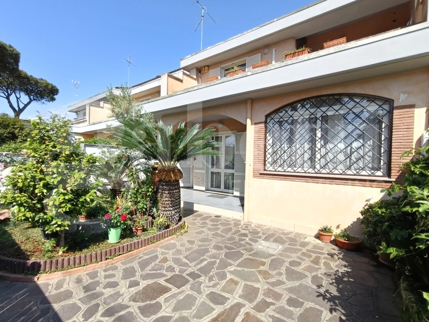 Villa con giardino a Anzio