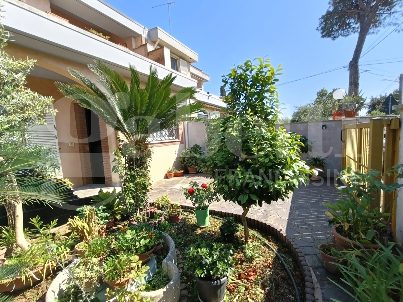 Villa con giardino a Anzio
